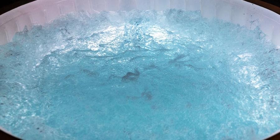 Brbotanje mehurčkov v masažnem bazenu Lay-Z Spa.