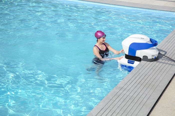 Plavalka v bazenu ureja napravo za plavanje proti toku Swimfinity.