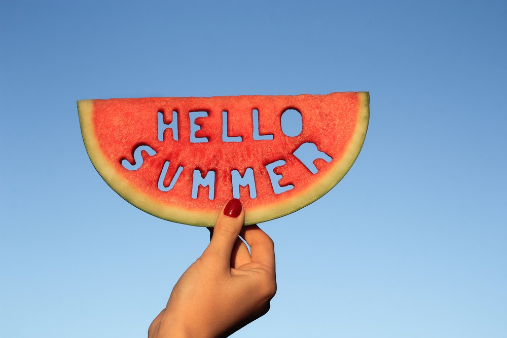 Pozdravljeno, poletje - v angleščini je napis izrezljan v lubenico.