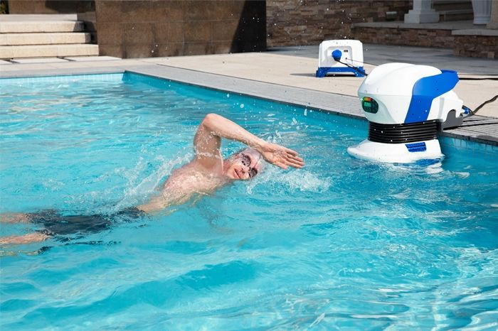 Plavalec, slikan v bazenu med plavanjem proti toku s sistemom Swimfinity.