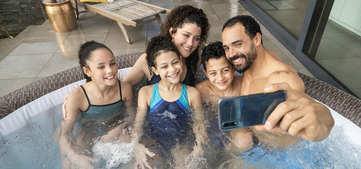 Recite DA preživljanju skupnega družinskega časa z napihljivim masažnim bazenom Lay-Z-Spa®