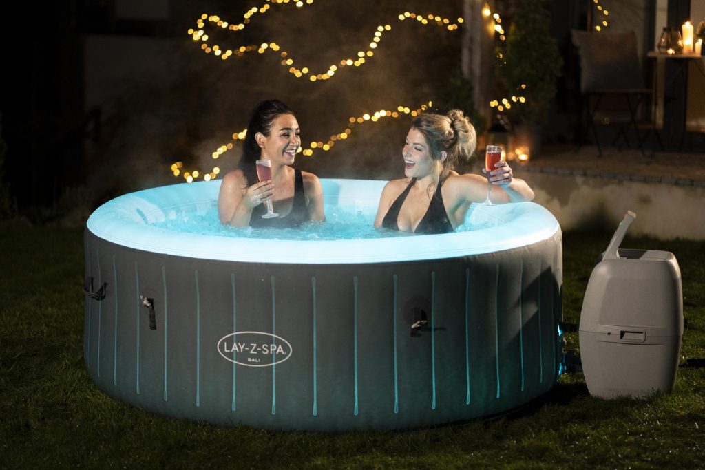 Maženje u kućnom Lay-Z Spa masažnom bazenu s prijateljicom.