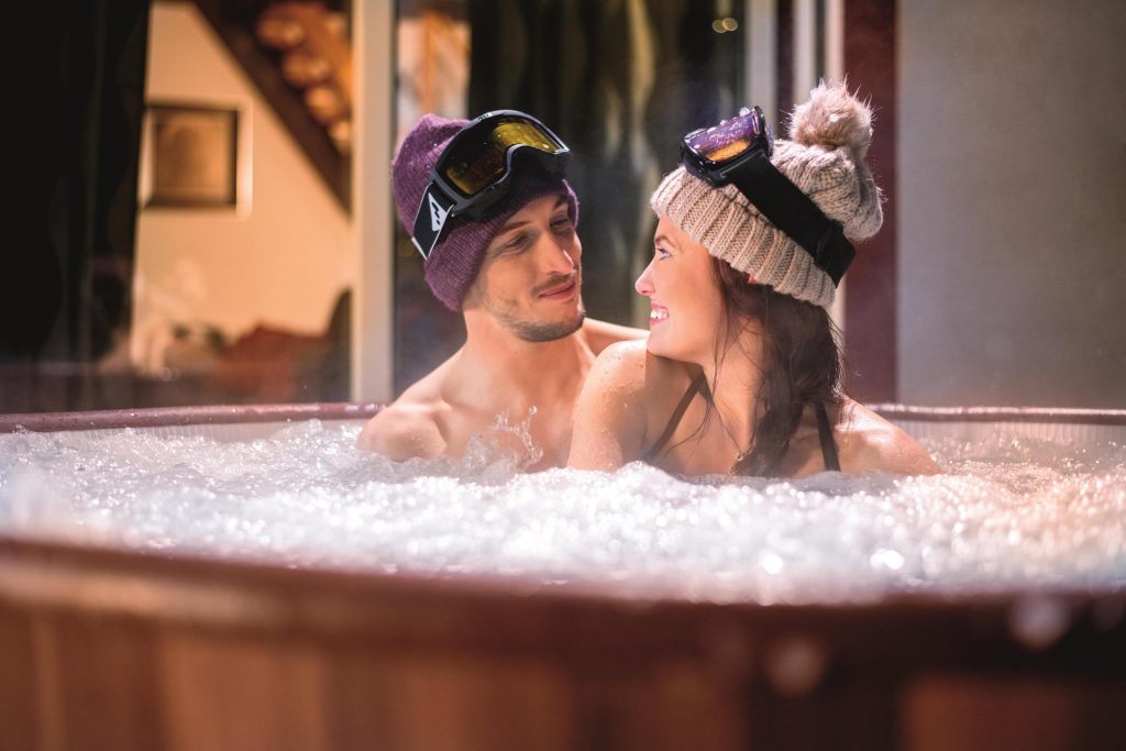 Opuštanje u kućnom Lay-Z Spa masažnom bazenu za dvoje.