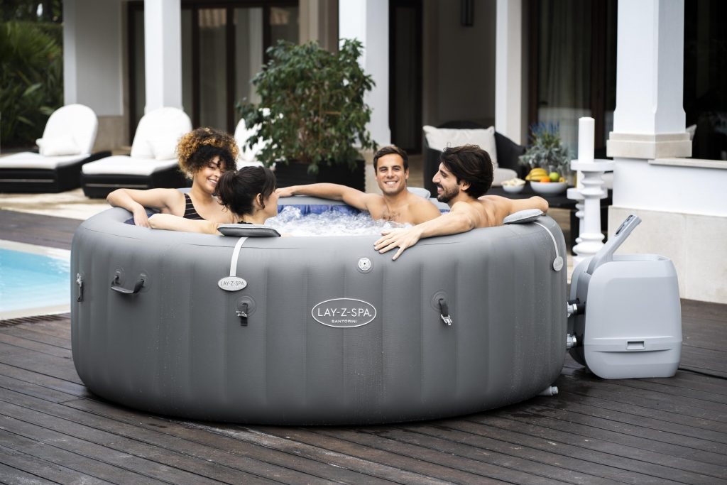 Opuštanje u kućnom Lay-Z Spa masažnom bazenu s prijateljima.