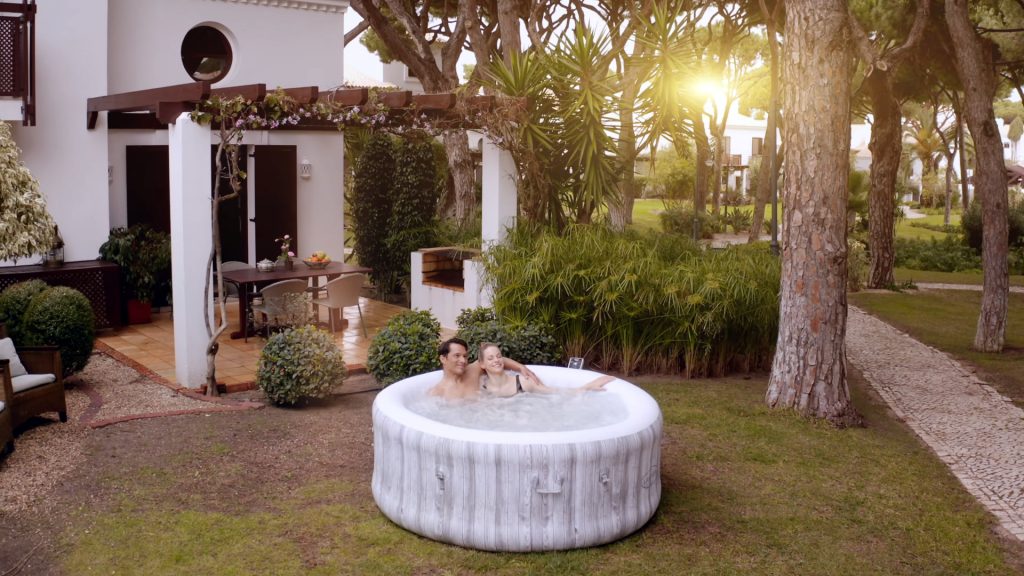 Razvajanje v domačem Lay-Z Spa masažnem bazenu v dvoje ob sončnem zahodu.