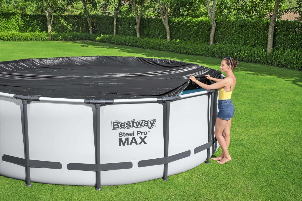 Žena pokriva Bestway montažni bazen.